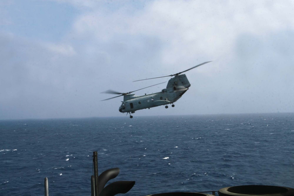 HMM-262 conducts air operations at sea