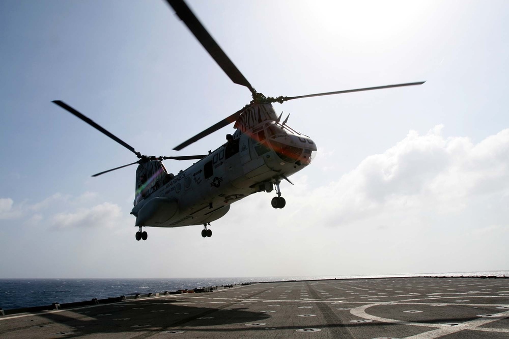 HMM-262 conducts air operations at sea