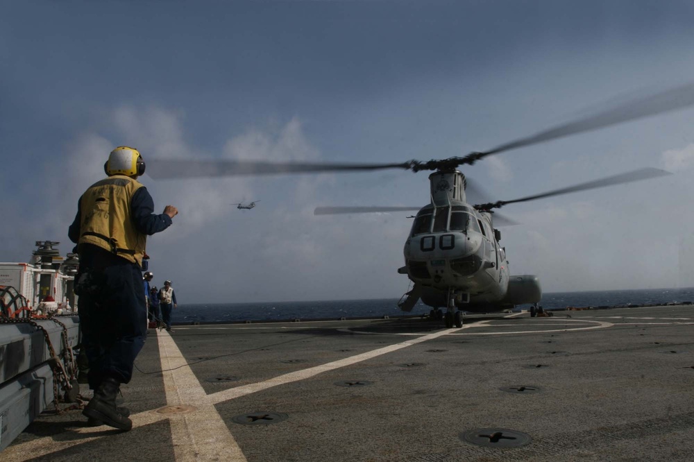 HMM-262 conducts air operations at sea