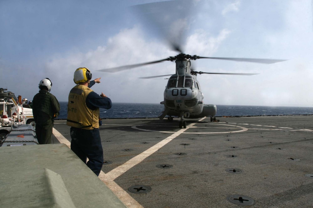 HMM-262 conducts air operations at sea