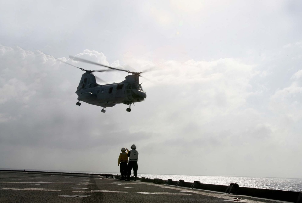 HMM-262 conducts air operations at sea