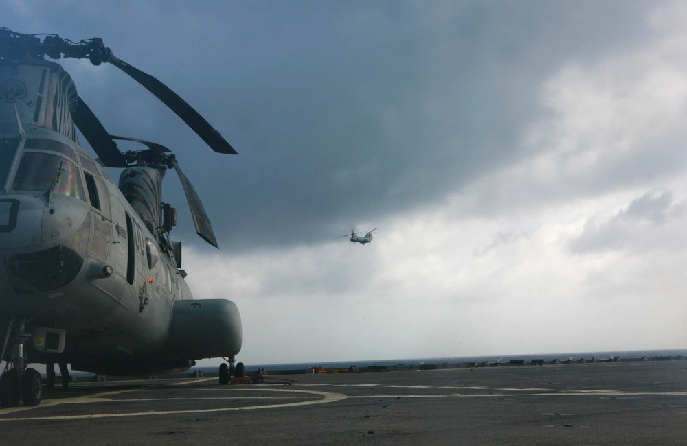 HMM-262 conducts air operations at sea