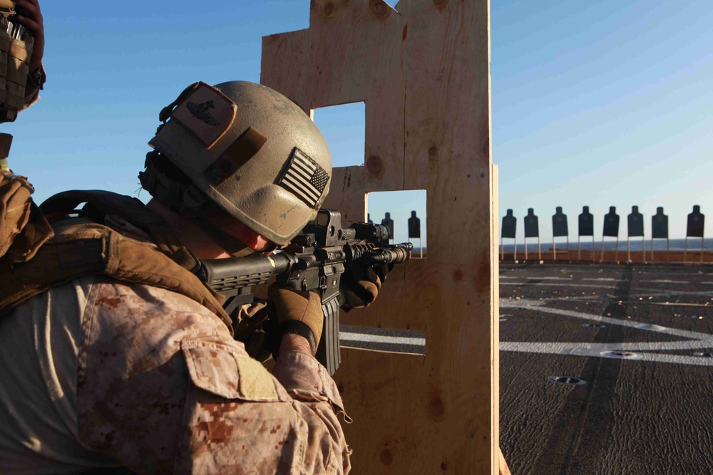 Eleventh Marine Expeditionary Unit conducts live-fire exercise