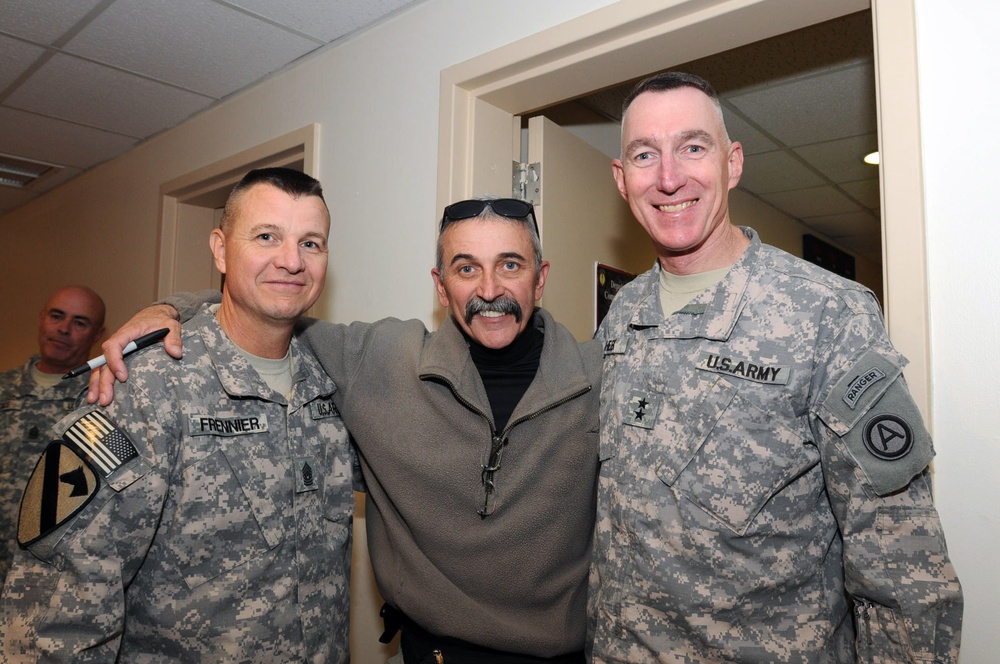 Country singer Aaron Tippin visits Third Army Soldiers