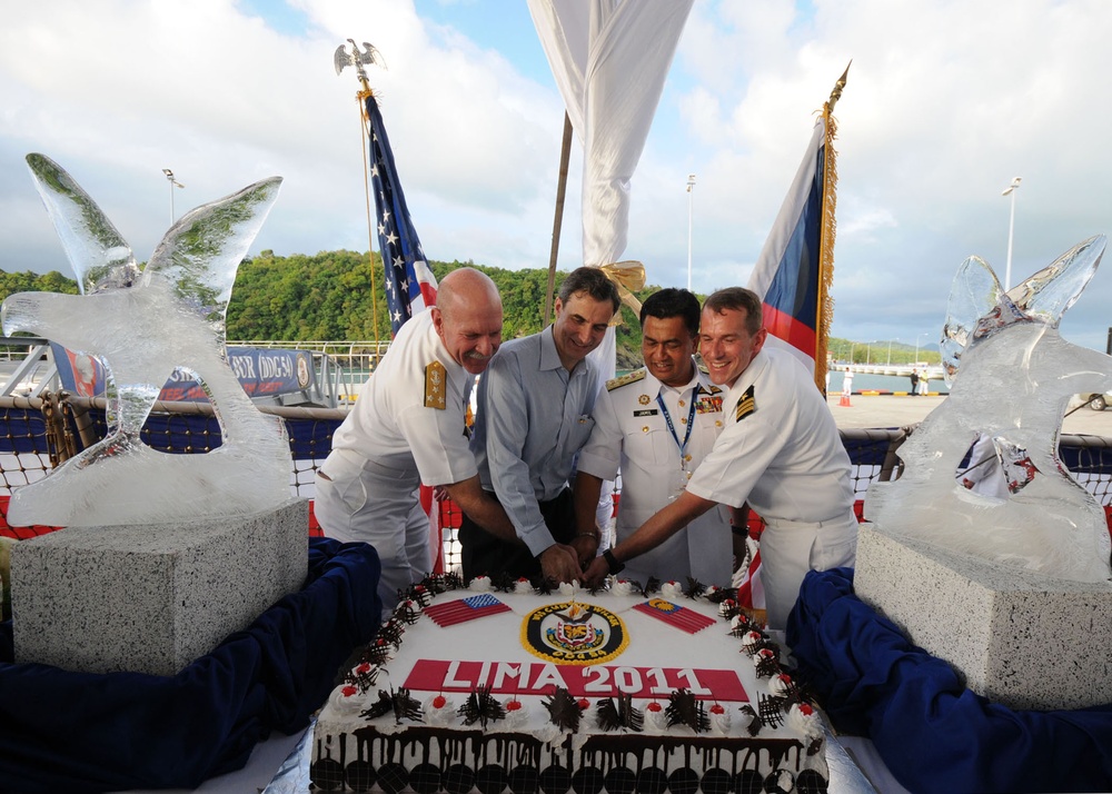 US 7th Fleet, USS Curtis Wilbur represent Navy at LIMA 11 in Malaysia