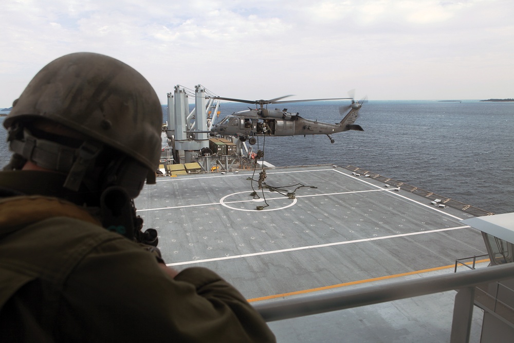 Force Reconnaissance Marines commandeer ship during vessel-boarding drill