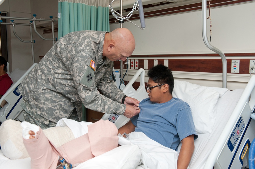 Odierno visits Brooke Army Medical Center