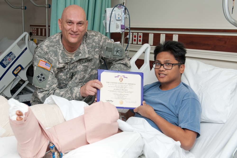 Odierno visits Brooke Army Medical Center