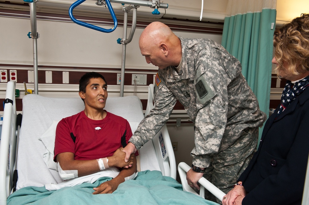 Odierno visits Brooke Army Medical Center