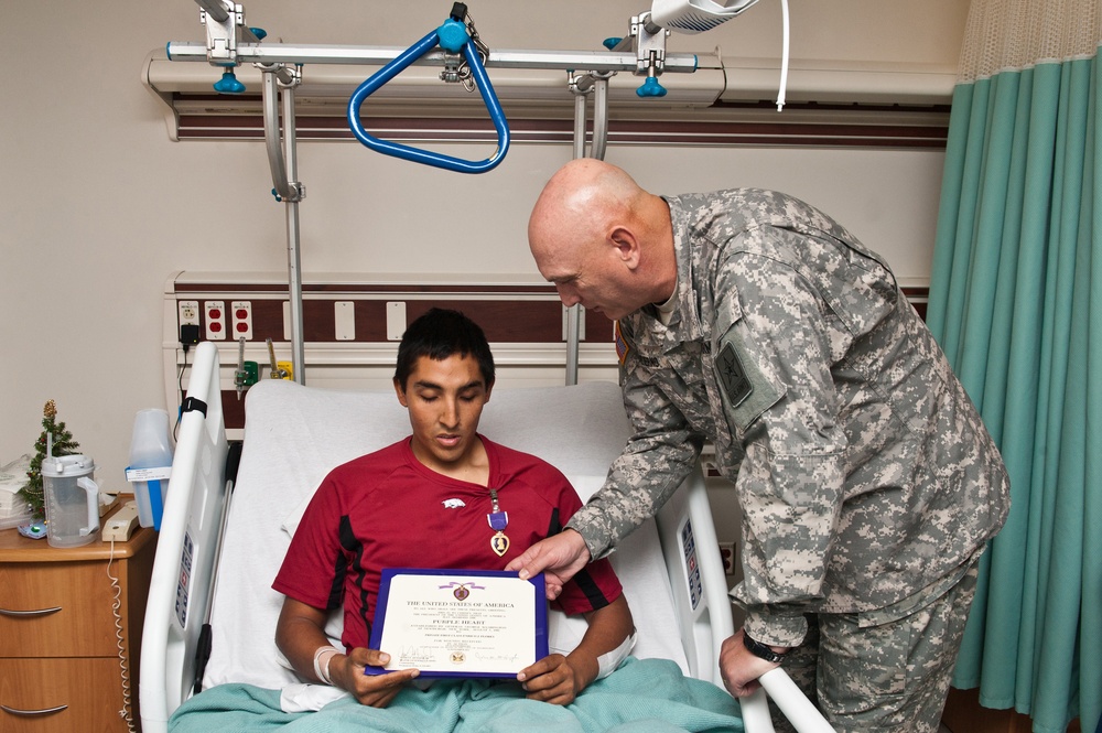 Odierno visits Brooke Army Medical Center