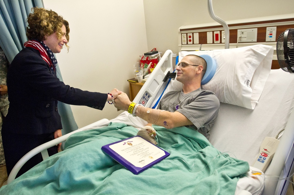 Odierno visits Brooke Army Medical Center