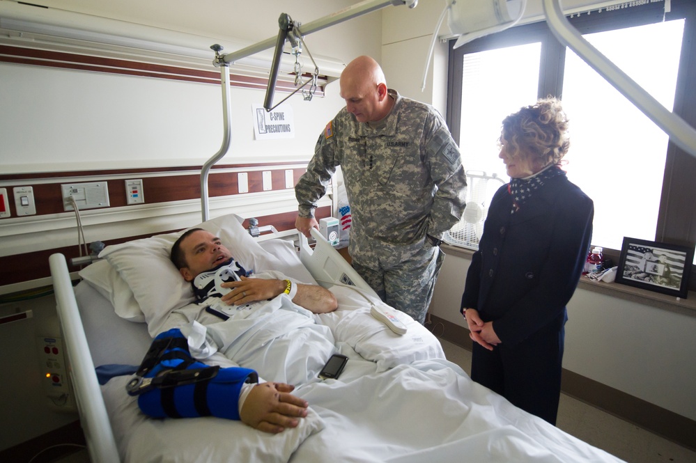 Odierno visits Brooke Army Medical Center