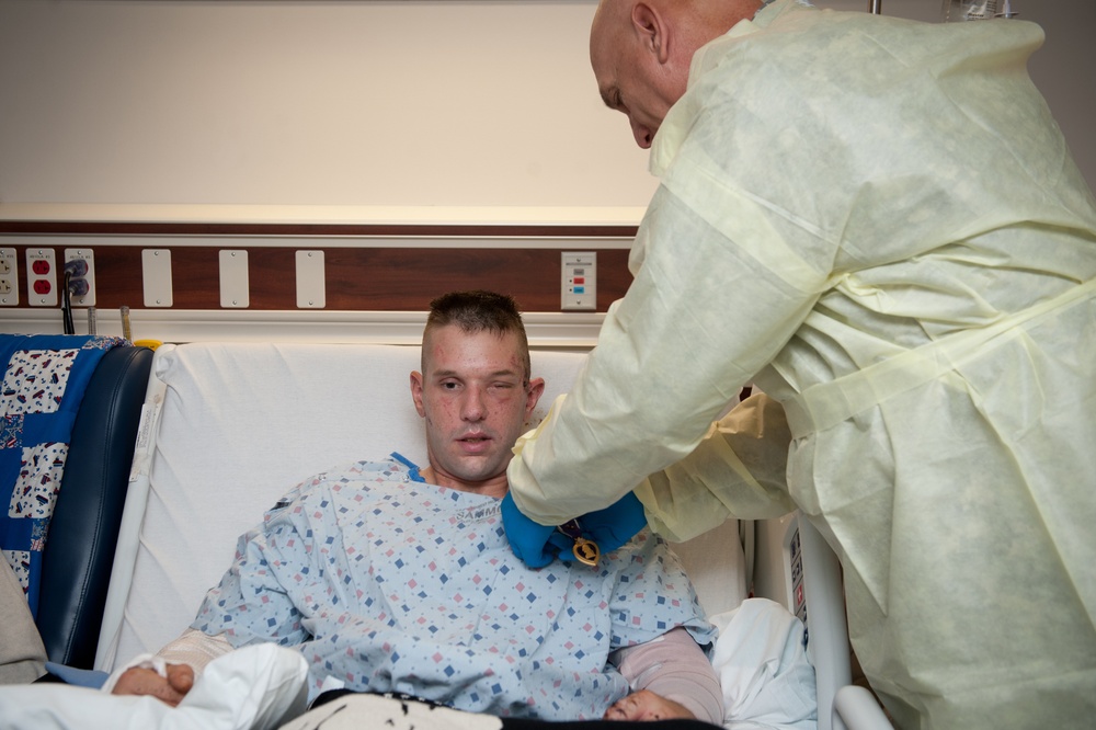 Odierno visits Brooke Army Medical Center