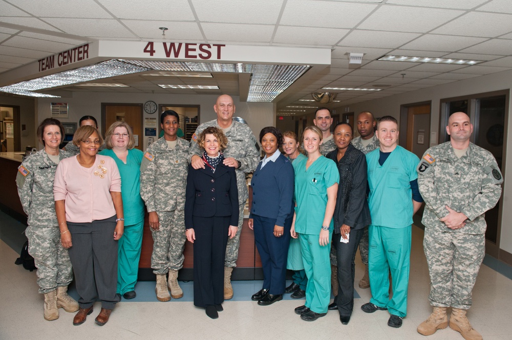 Odierno visits Brooke Army Medical Center