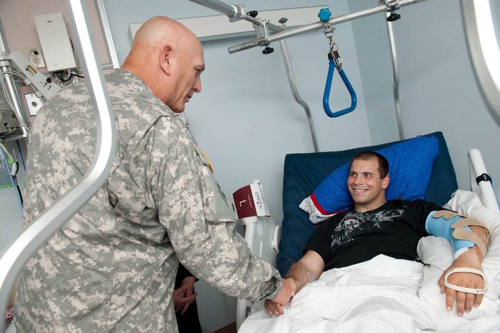 Odierno visits Brooke Army Medical Center