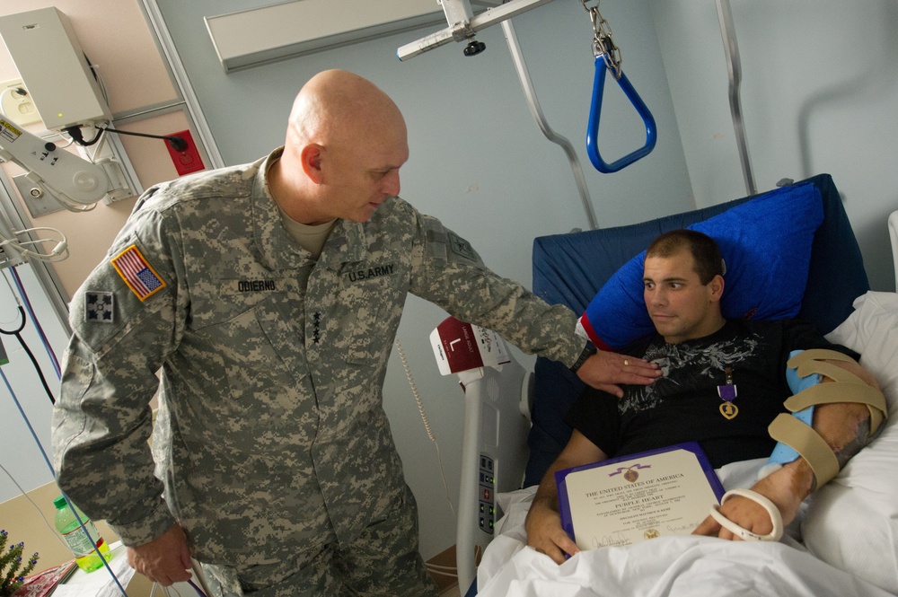 Odierno visits Brooke Army Medical Center