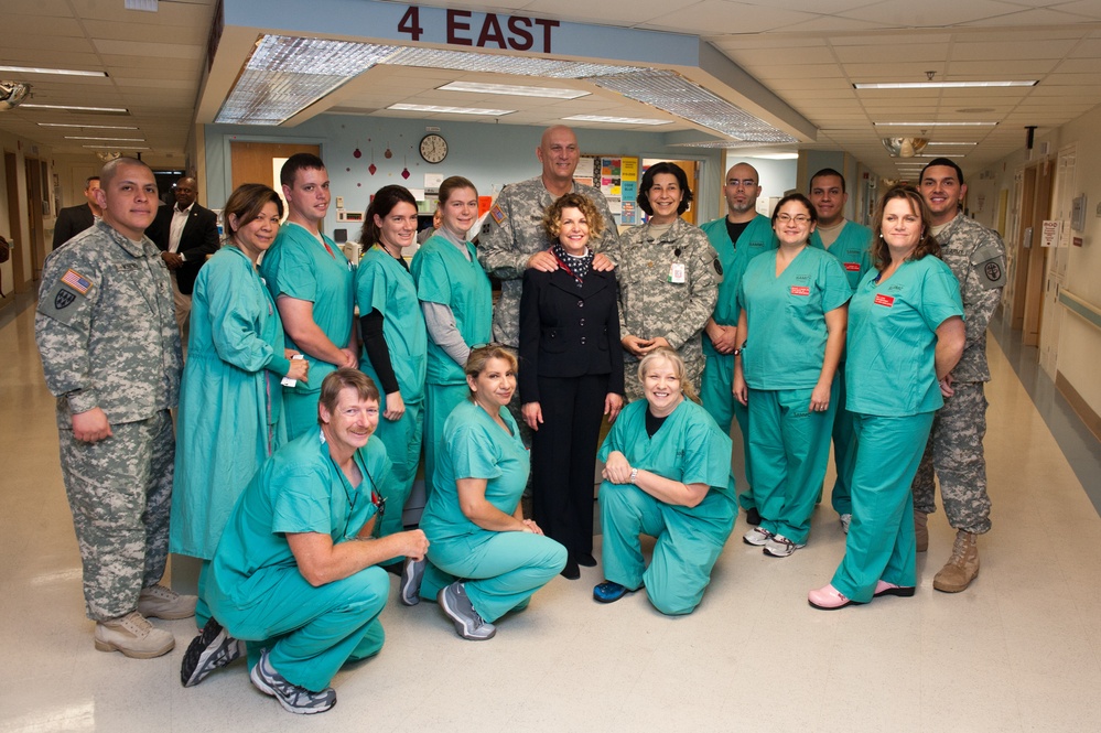 Odierno visits Brooke Army Medical Center