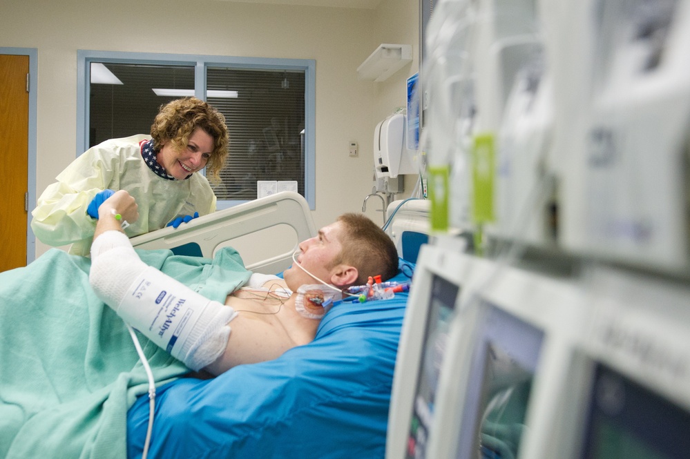 Odierno visits Brooke Army Medical Center