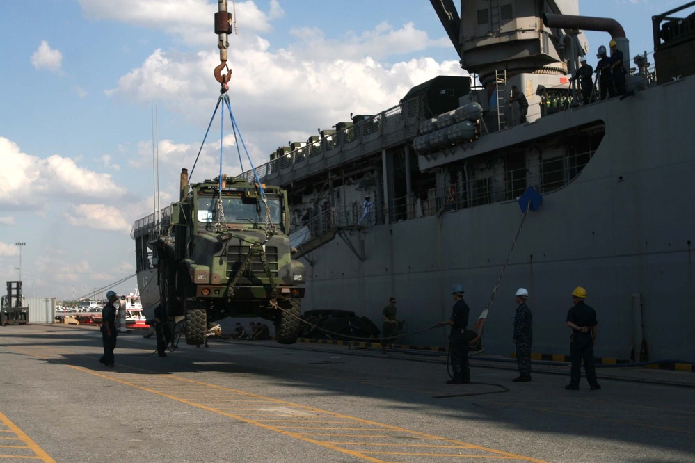 CLR-3, 9th ESB Marines depart to assist with flood relief efforts