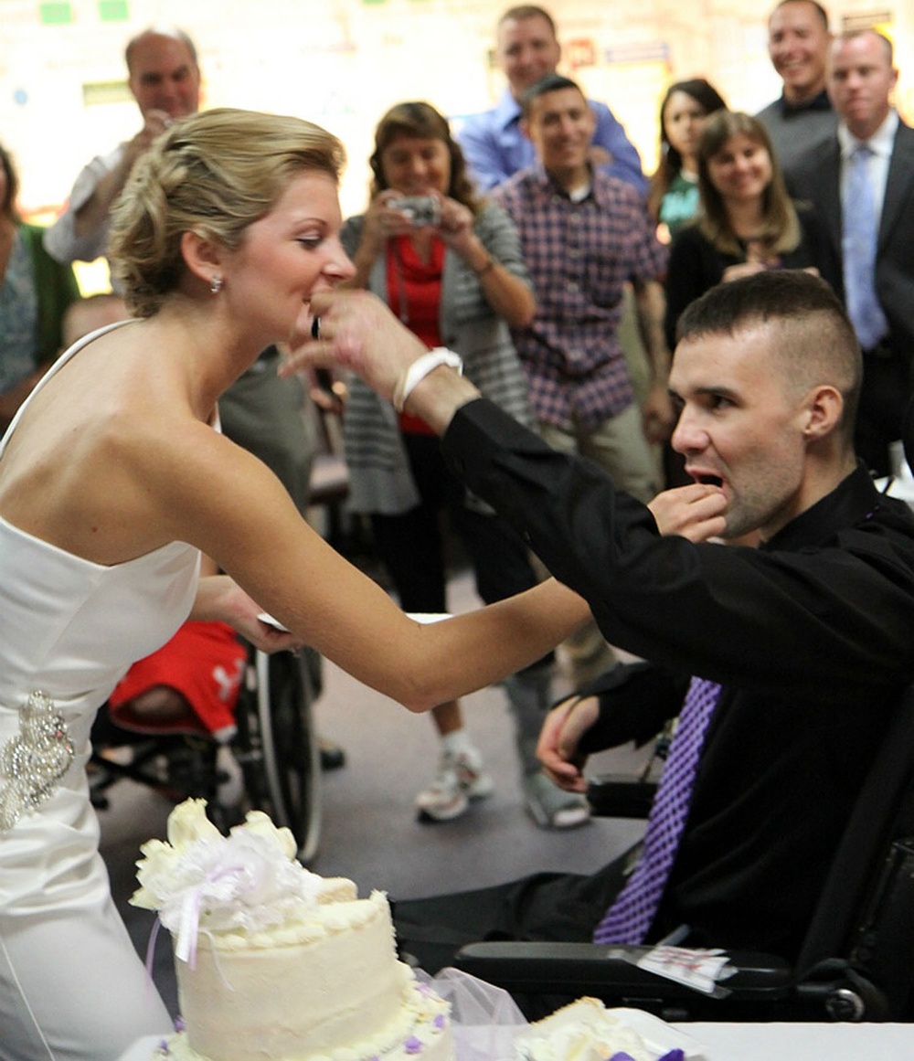 Wounded Stryker NCO weds at Walter Reed