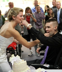 Wounded Stryker NCO weds at Walter Reed