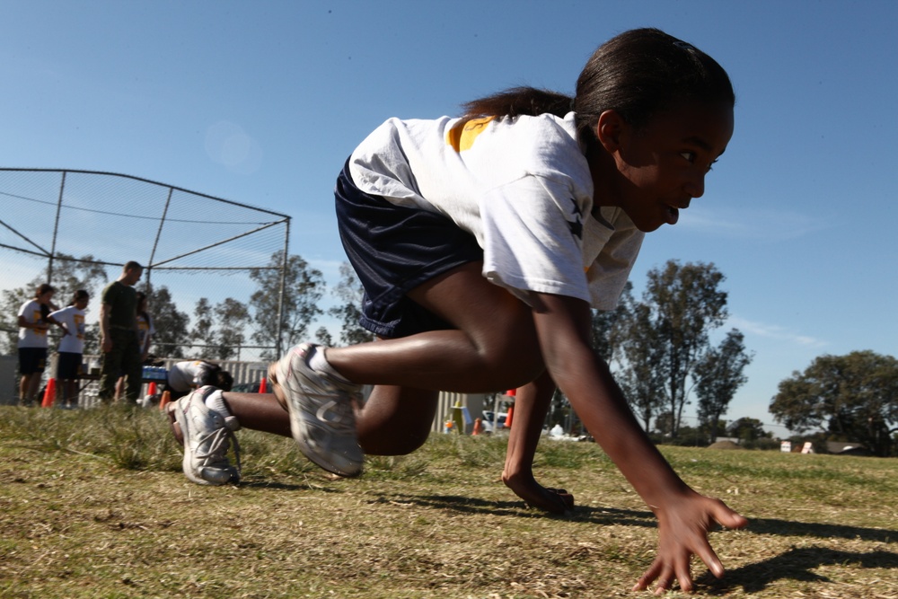Fitness challenge at middle school: Marines take over PE