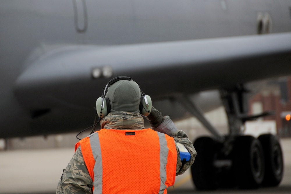 KC-135 crew chief operations