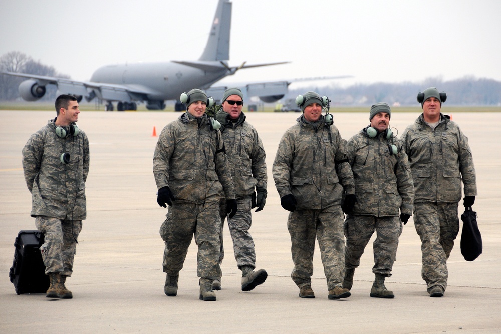 KC-135 crew chief operations