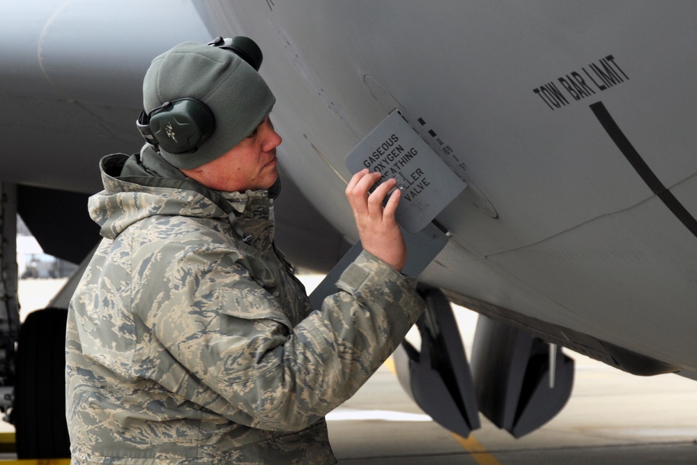 KC-135 crew chief operations