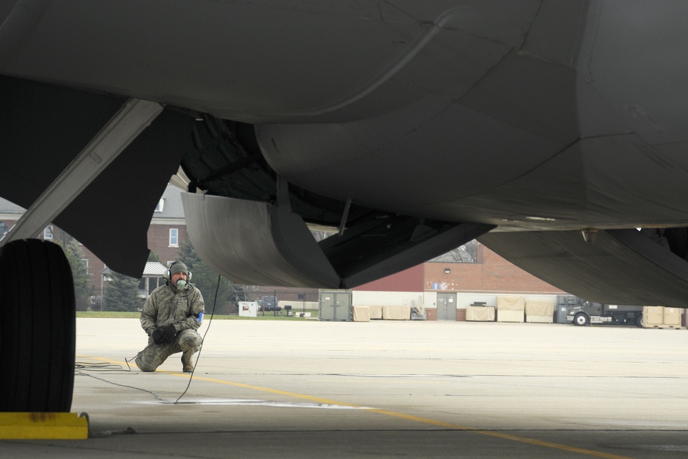 KC-135 crew chief operations