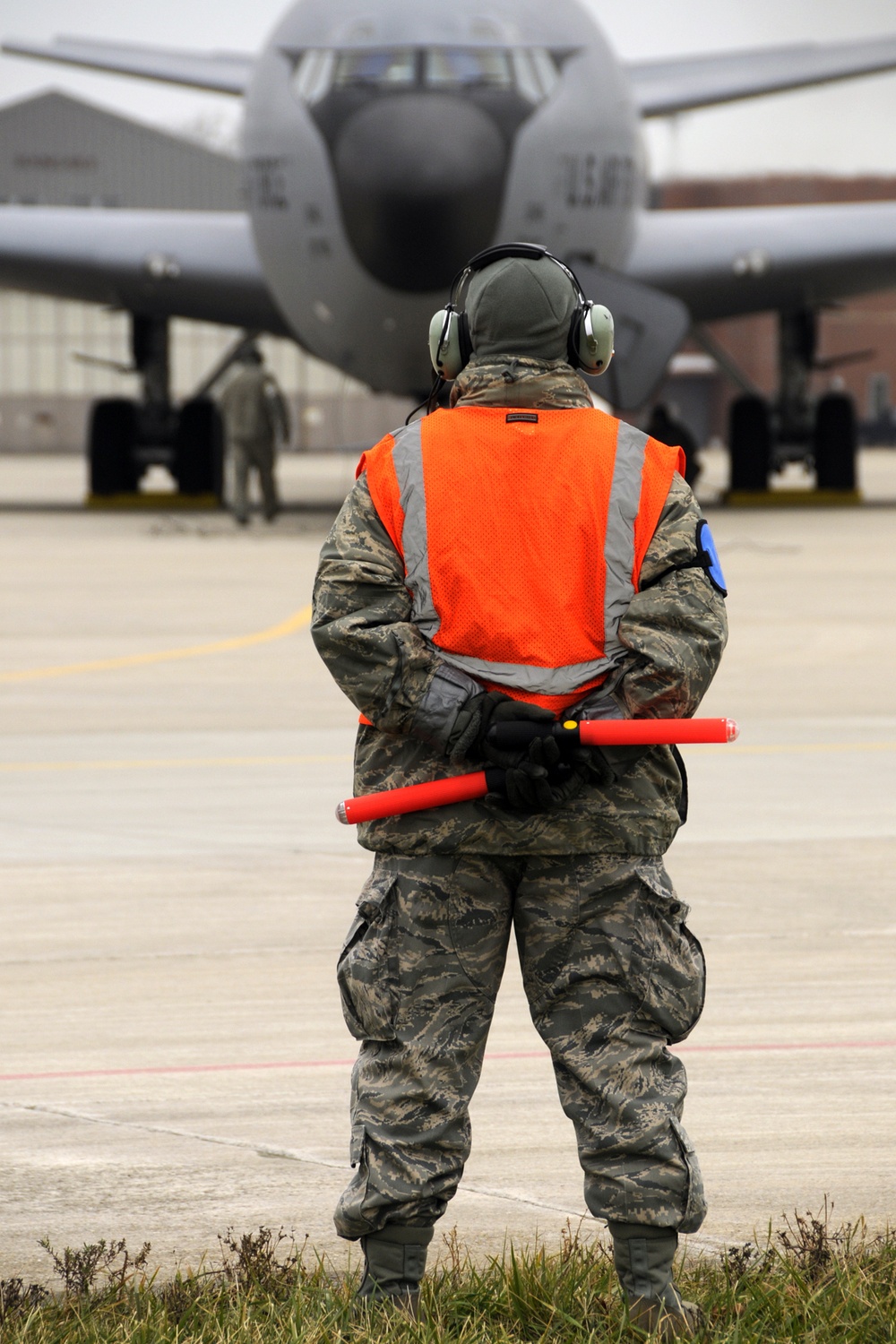 KC-135 crew chief operations