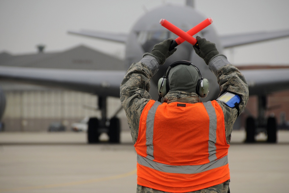 KC-135 crew chief operations