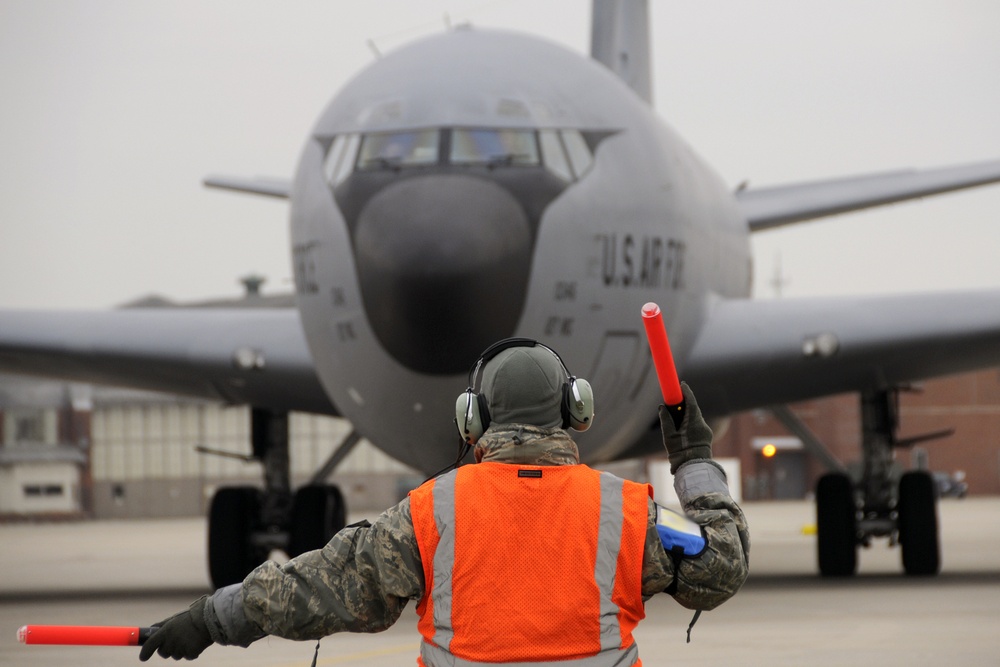 KC-135 crew chief operations