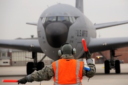 KC-135 crew chief operations