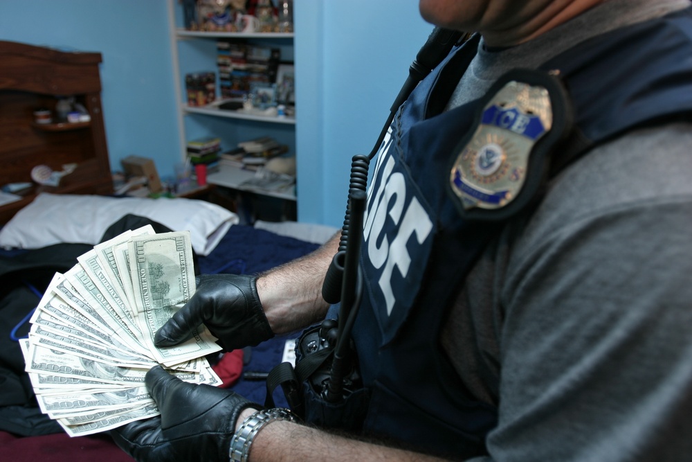 ICE agent with Smuggled cash