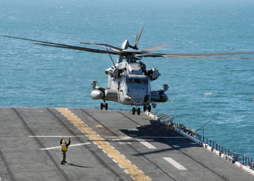 CH-53E Super Stallion takes off from USS Iwo Jima