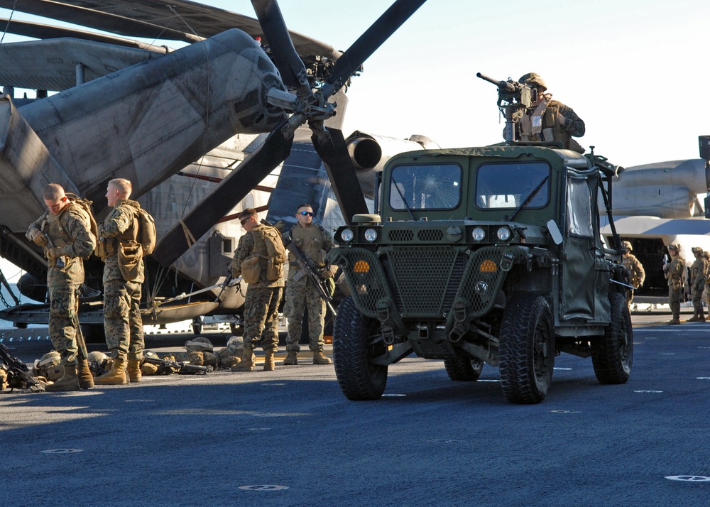 Weapon familiarization drills aboard USS Iwo Jima
