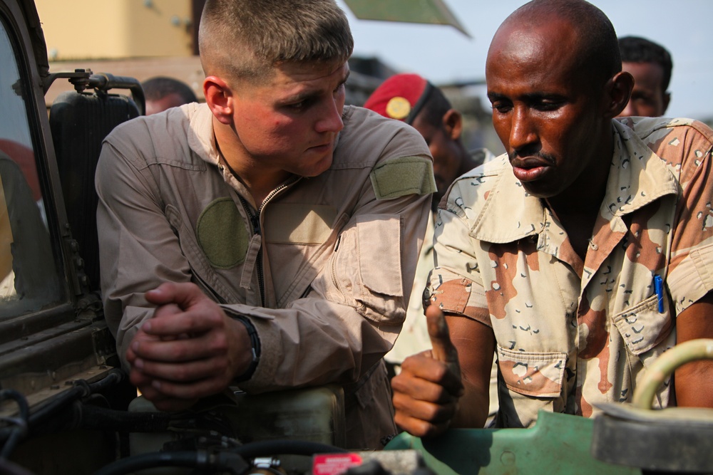 US Marines support Somalia-bound Djiboutian motor group