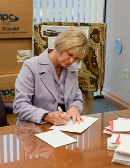 Kentucky First Lady visits HMH, packs care packages for 233rd Trans. Company