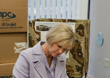 Kentucky First Lady visits HMH, packs care packages for 233rd Trans. Co.