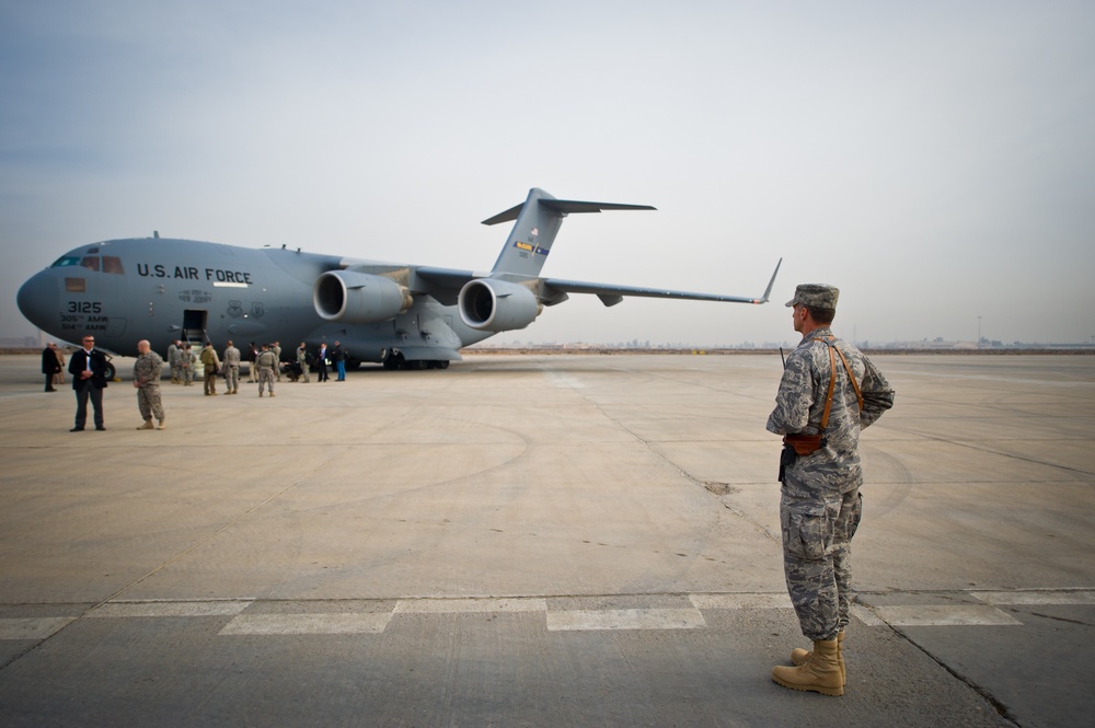 Gen. Dempsey and Gen. Mattis arrive in Baghdad