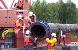 USACE, St. Louis district’s Dredge Potter crew assemble flexible dredge pipe