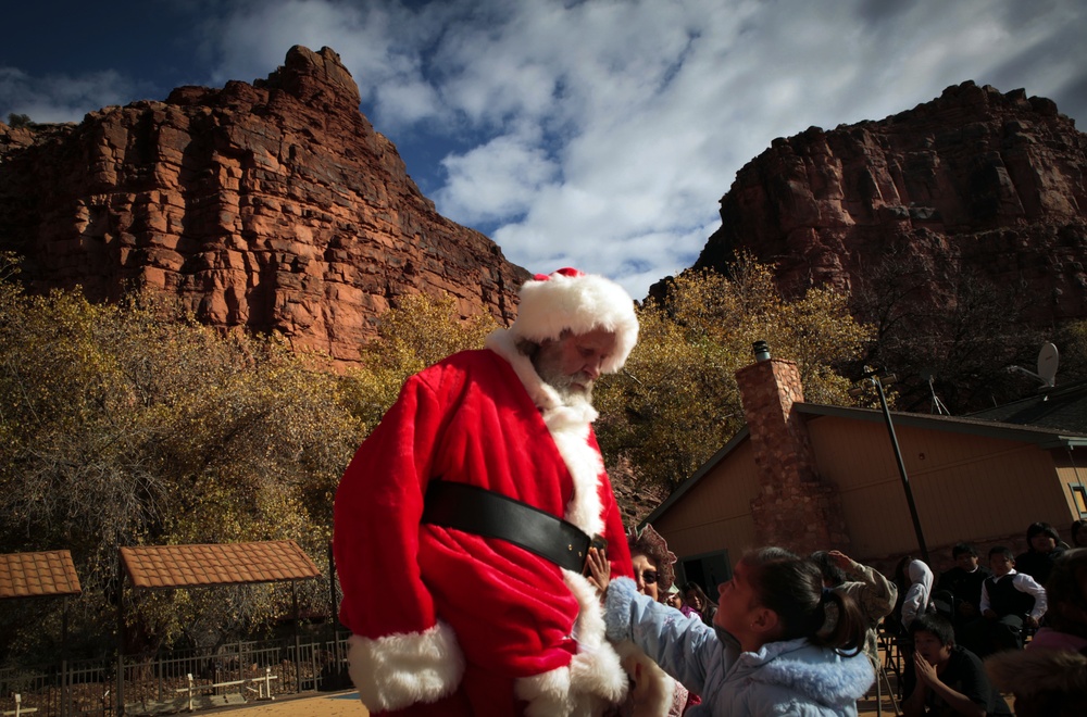 Marines deliver Santa Claus to isolated Grand Canyon village using his new sleigh
