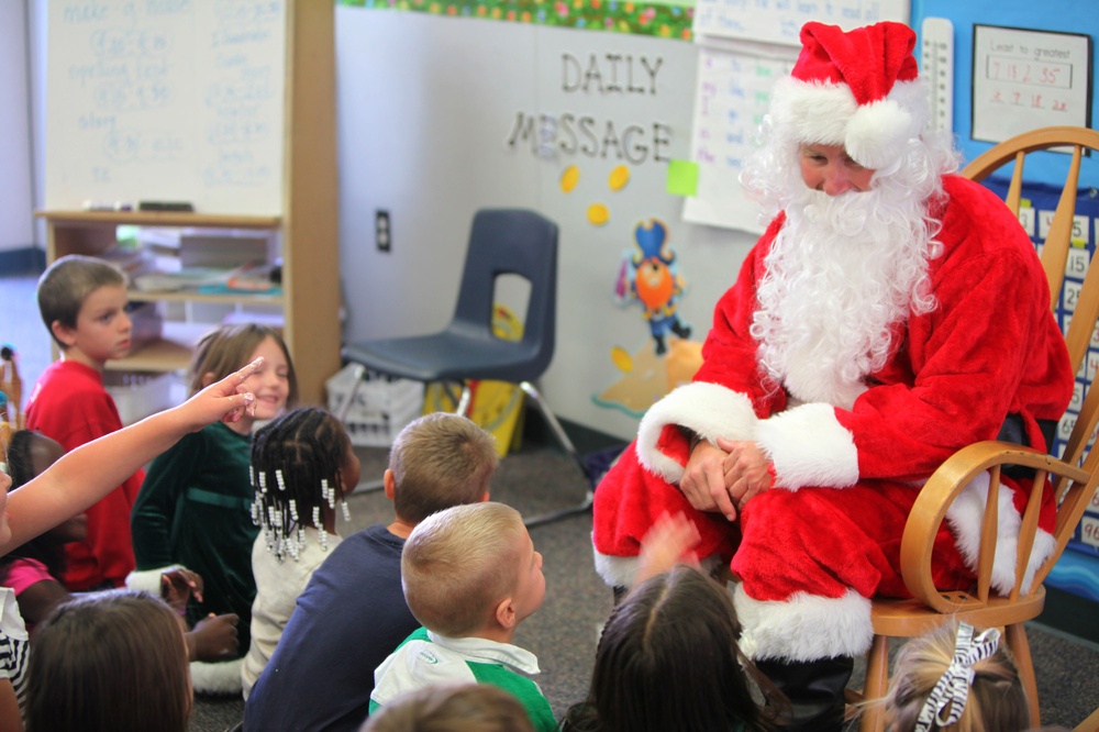 MAG 39 flies in Santa Claus