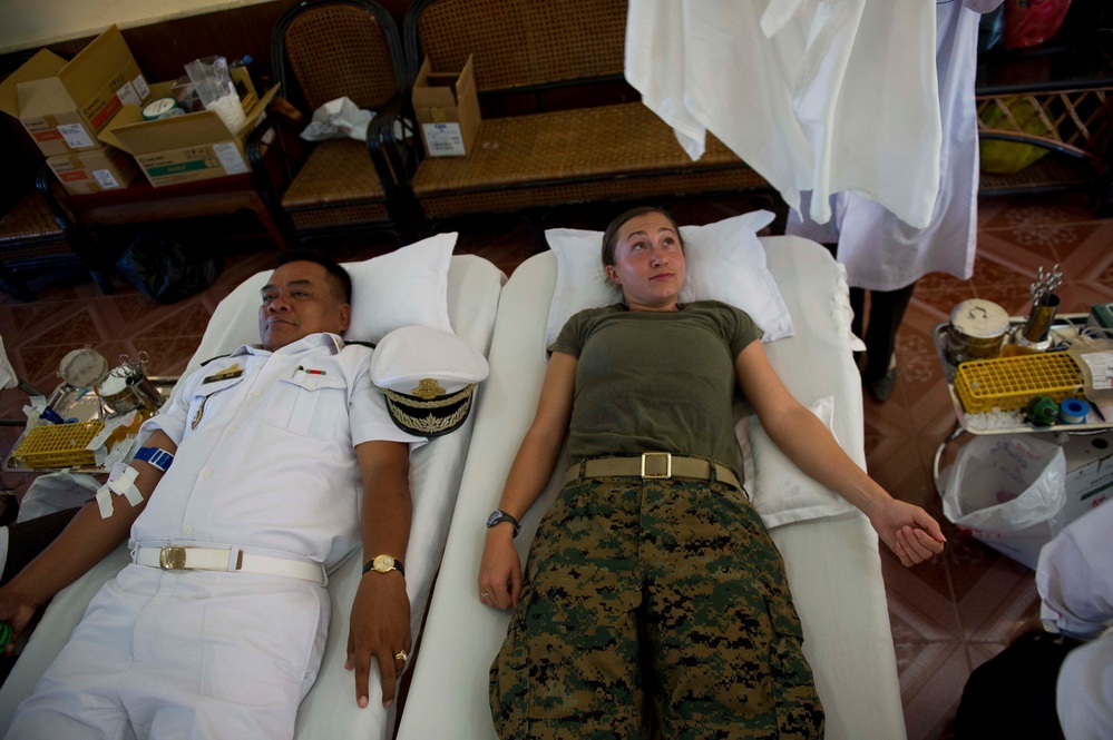 Americans donate blood to Cambodia