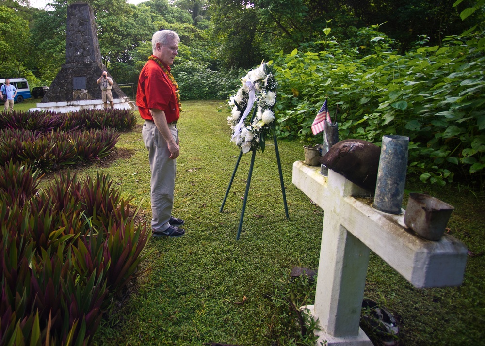Secretary of the Navy lays wreath