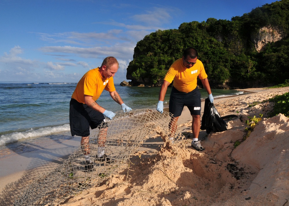 USS Frank Cable sailors clean up beach