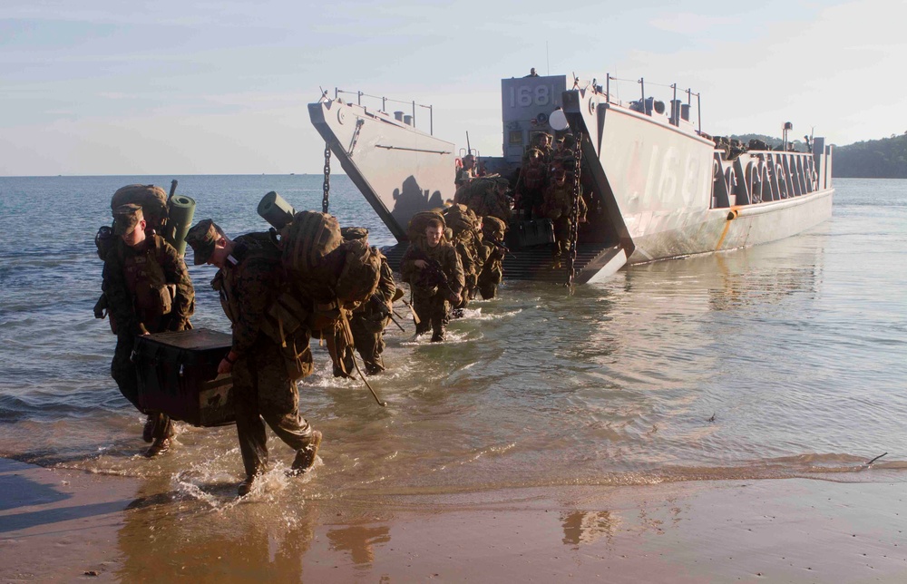 11 MEU dismembark landing craft