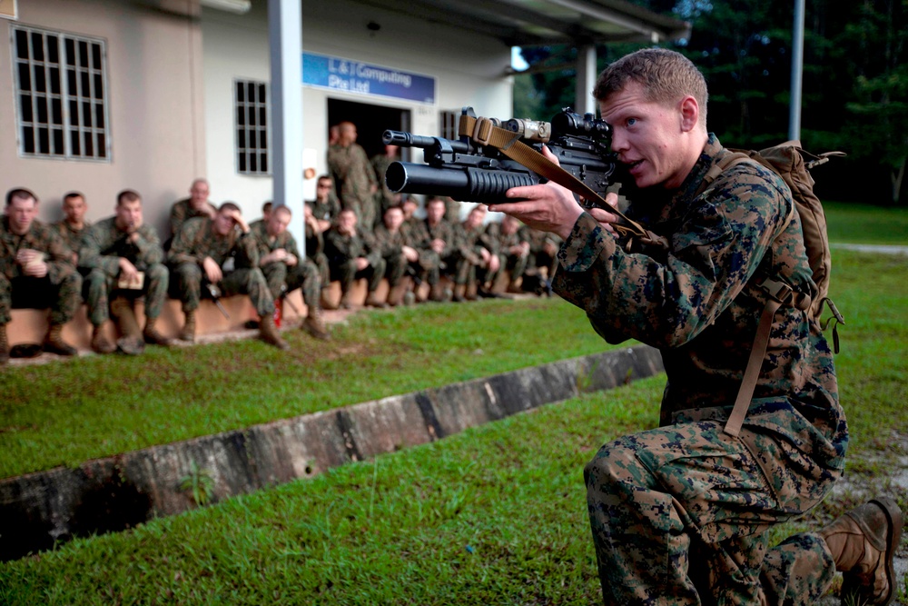 11 MEU weapons class in Singapore