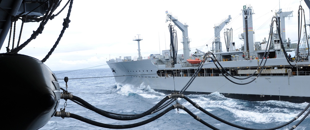 USS Abraham Lincoln transfers fuel